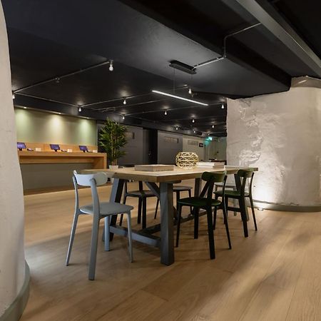 לונדון Zedwell Underground Hotel Tottenham Court Rd מראה חיצוני תמונה