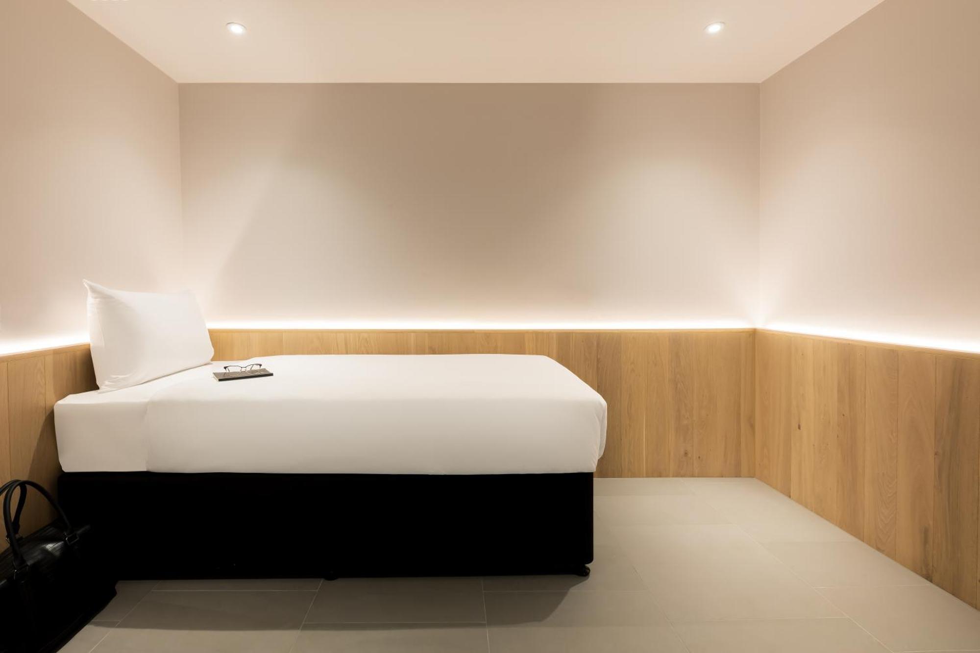 לונדון Zedwell Underground Hotel Tottenham Court Rd מראה חיצוני תמונה